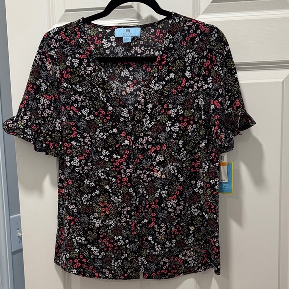 CeCe Tops - NWT CeCe Floral Top